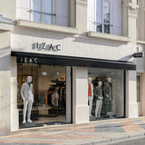 Devanture d'une boutique IZAC avec mannequins en costume en vitrine
