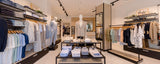 Intérieur d'une boutique IZAC avec mannequin et rayons de vêtements
